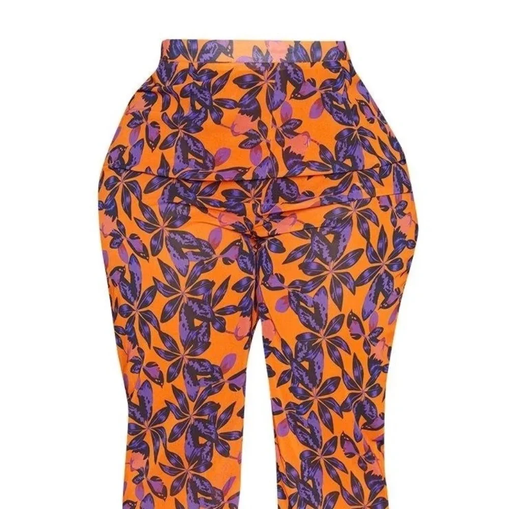 1109 NWT PrettyLittleThing Plus Orange Print Beach Flares – Size 16